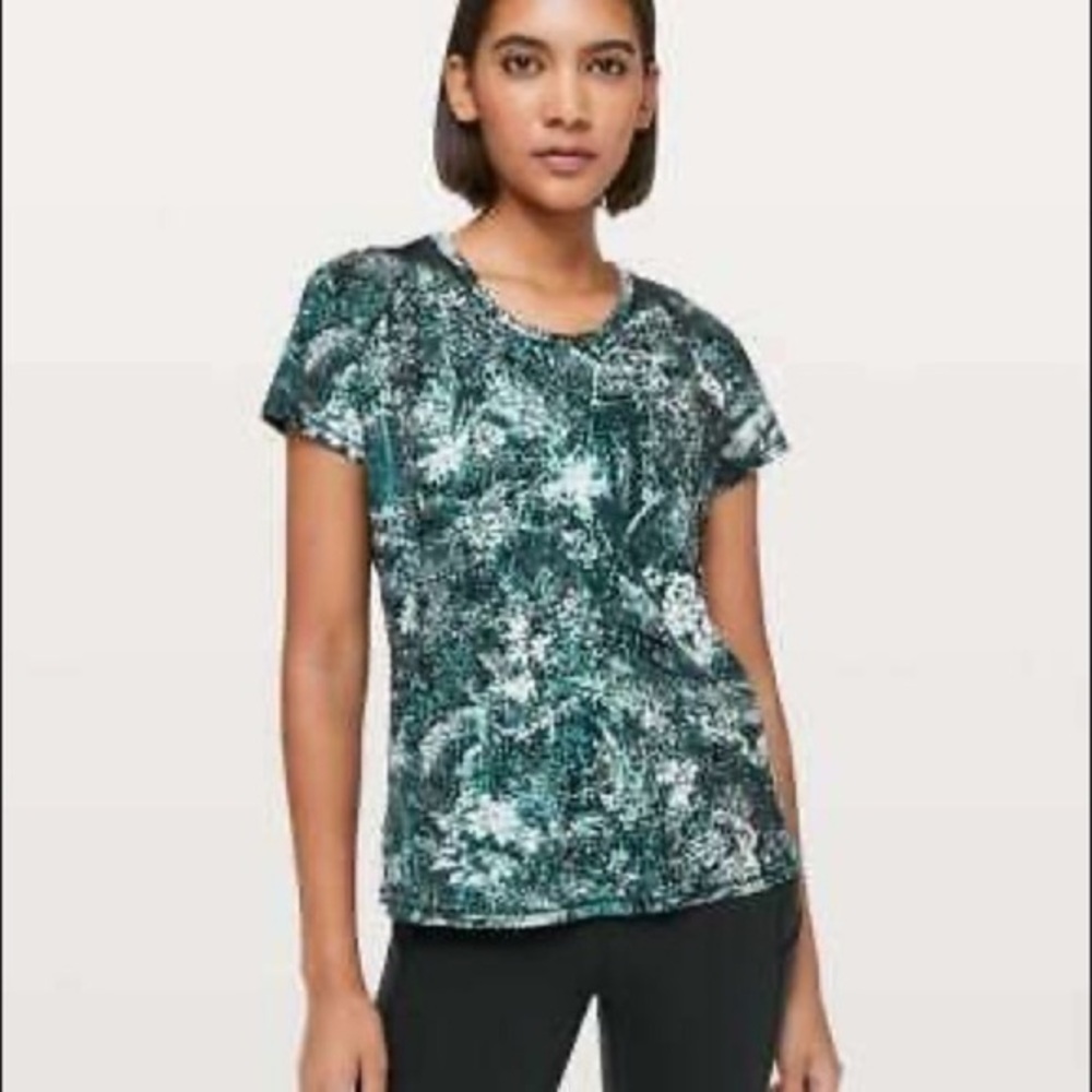 Lululemon Seek the Heat Short Sleeved Top in Green Size 10